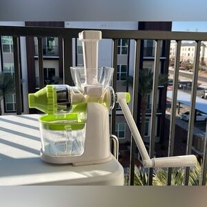 Handy Pantry Typhoon handheld juicer